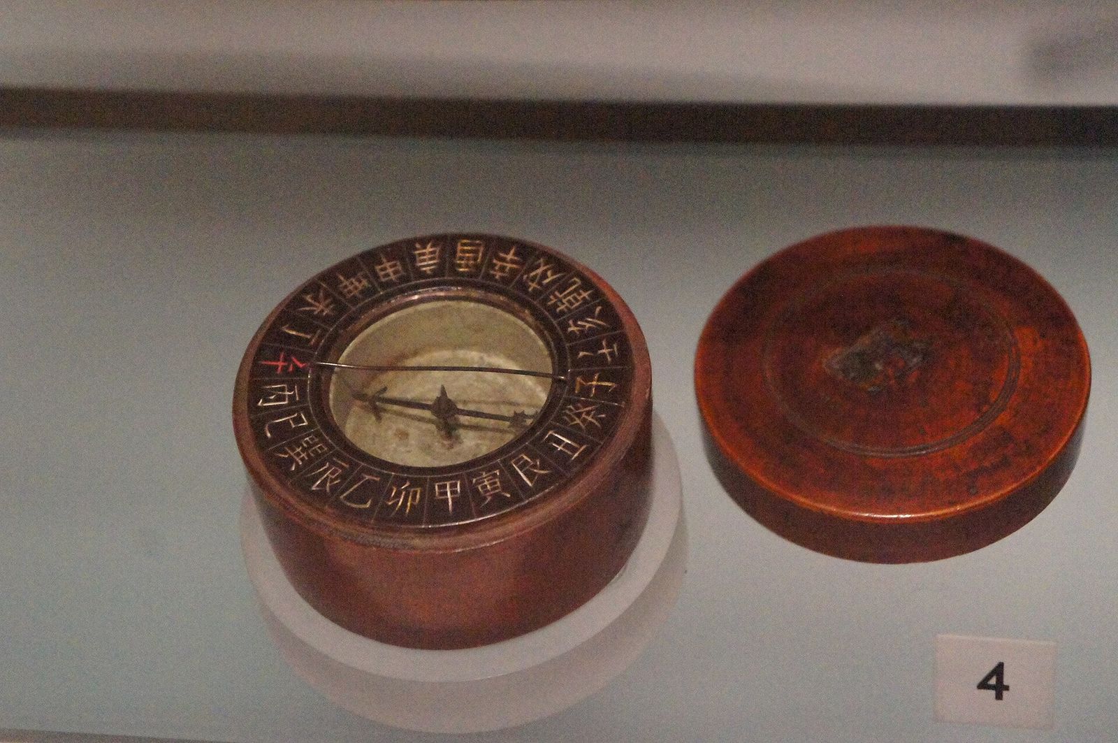 木制的中国航海罗盘，约 1760 年，盘面一圈写着方位字
